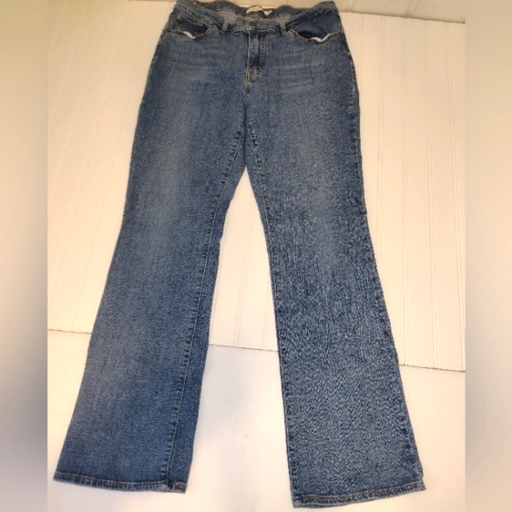 Levi's women's boot cut stretchy denim size (12) M. - W 31. L32